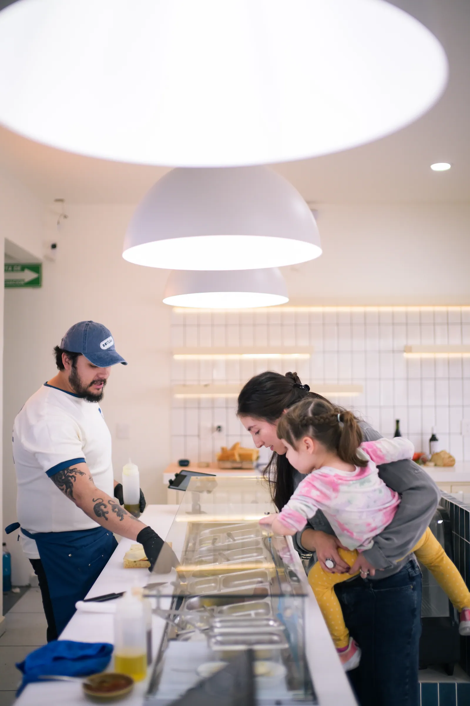 El equipo de Bottega atendiendo la barra
