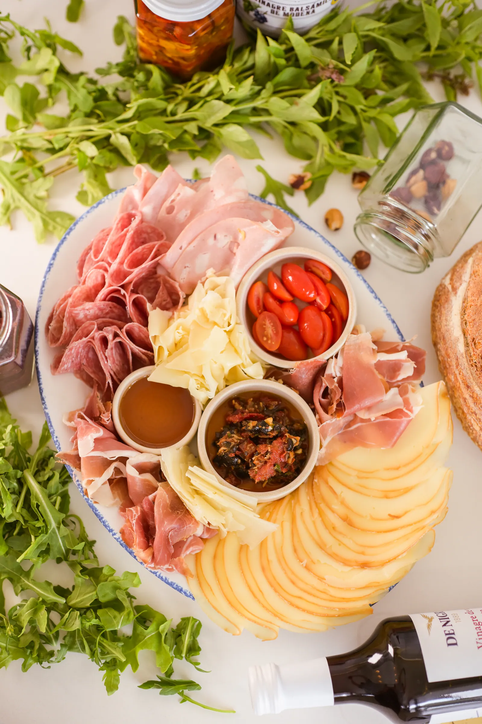 Piatto di salumi visto desde arriba